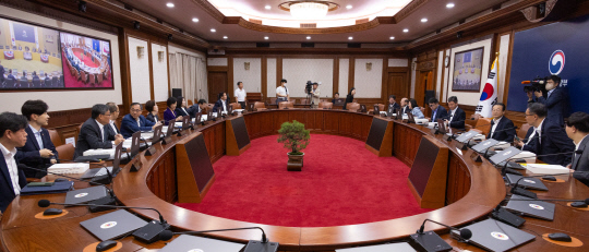 6일 서울 종로구 정부서울청사에서 방문규 국무조정실장 주재로 열린 차관회의에 각 부처 차관들이 참석해 있다.   연합뉴스